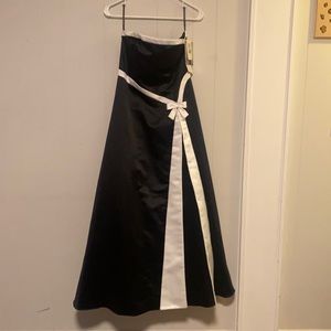 NWT Scott  McClintock gown. Size 8 petite.